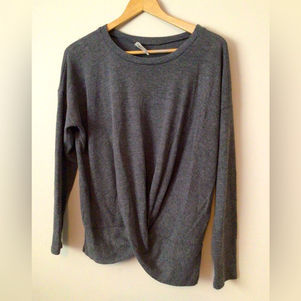 Gaze woman’s sweater with knotted front. Size medium.